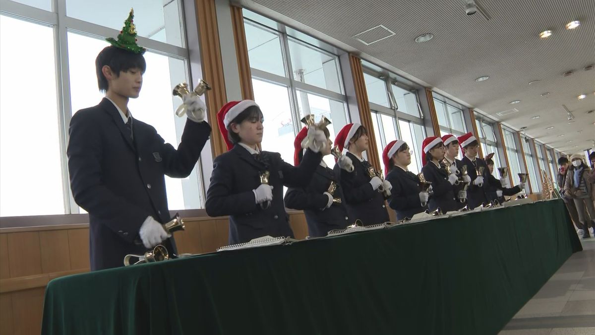 山形駅で高校生がハンドベルコンサート　クリスマスソングを披露