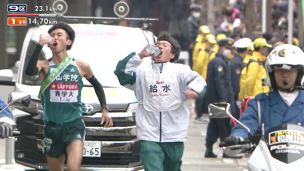 乾杯後、2人で水を飲む