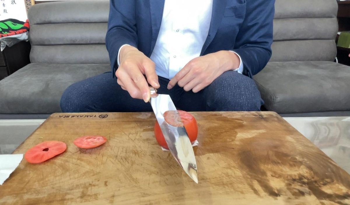 折れ剣から作った包丁でトマトを切る