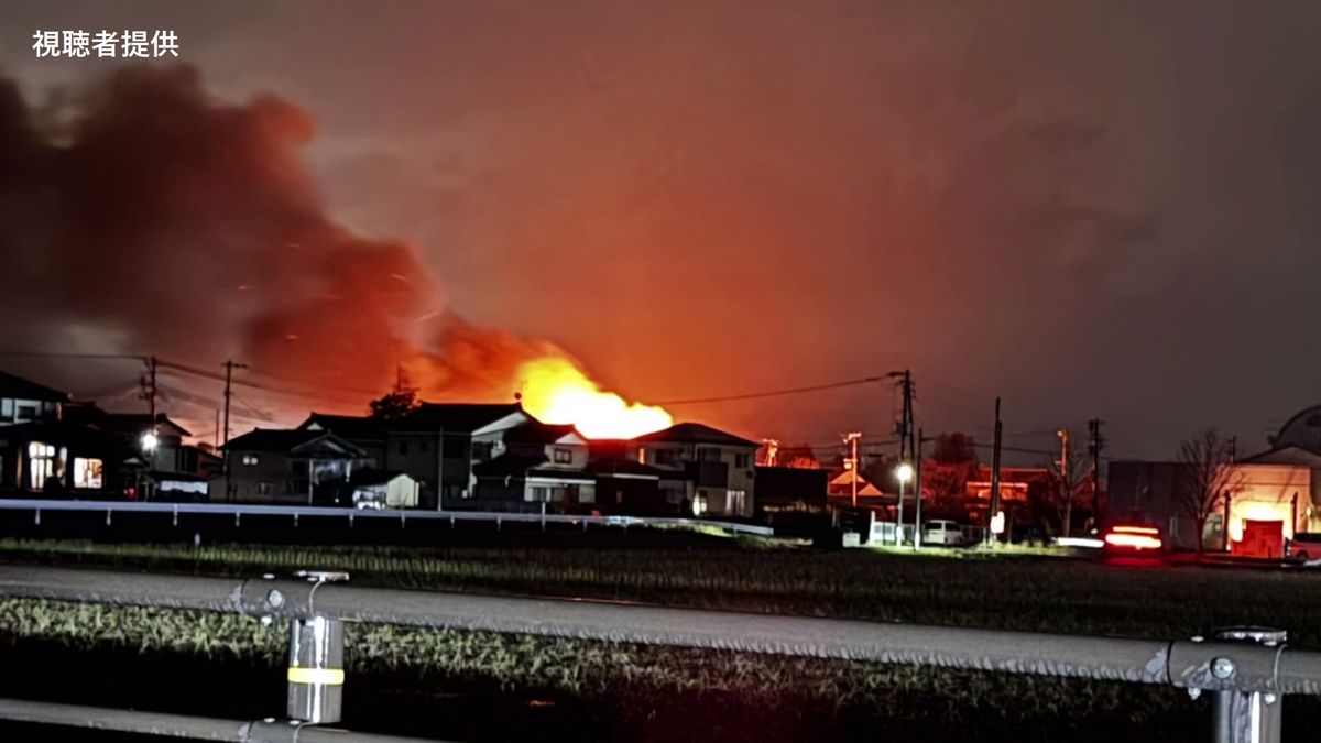 「1階から火が見える」長岡市で住宅１棟全焼　６０代の住人の男性が搬送　《新潟》　