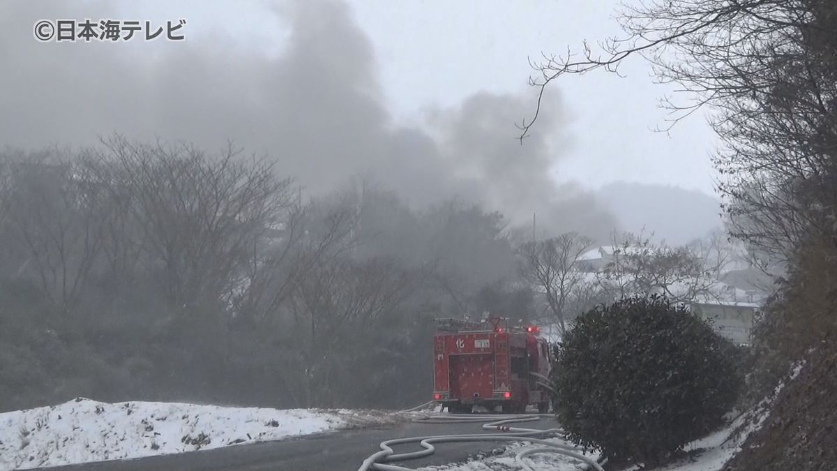 「豚舎の分娩室から煙が見える」　養豚場で火事　消防が消火活動中　島根県浜田市（2月6日午前11時半時点）