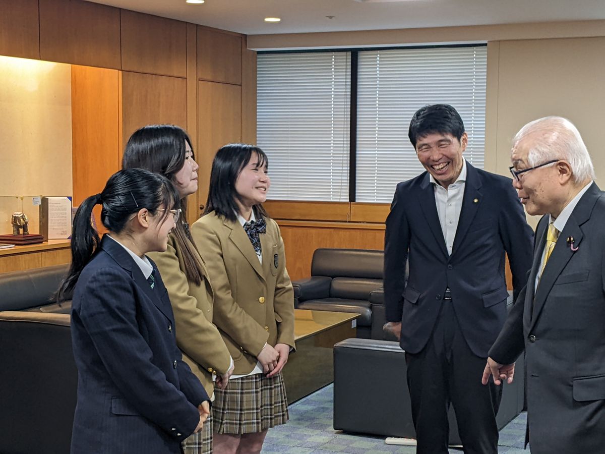 高校生3人と山本一太知事が武見厚労相に面会