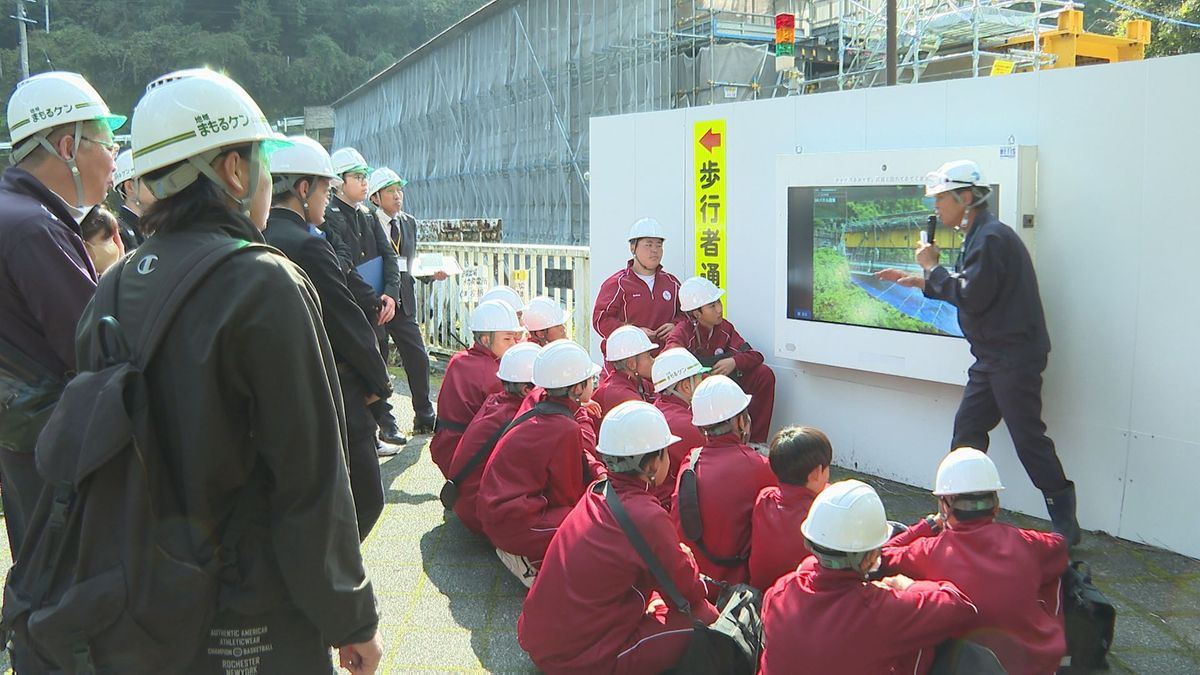 建設業界に関心持って 高校生が四通橋の保存整備工事を見学