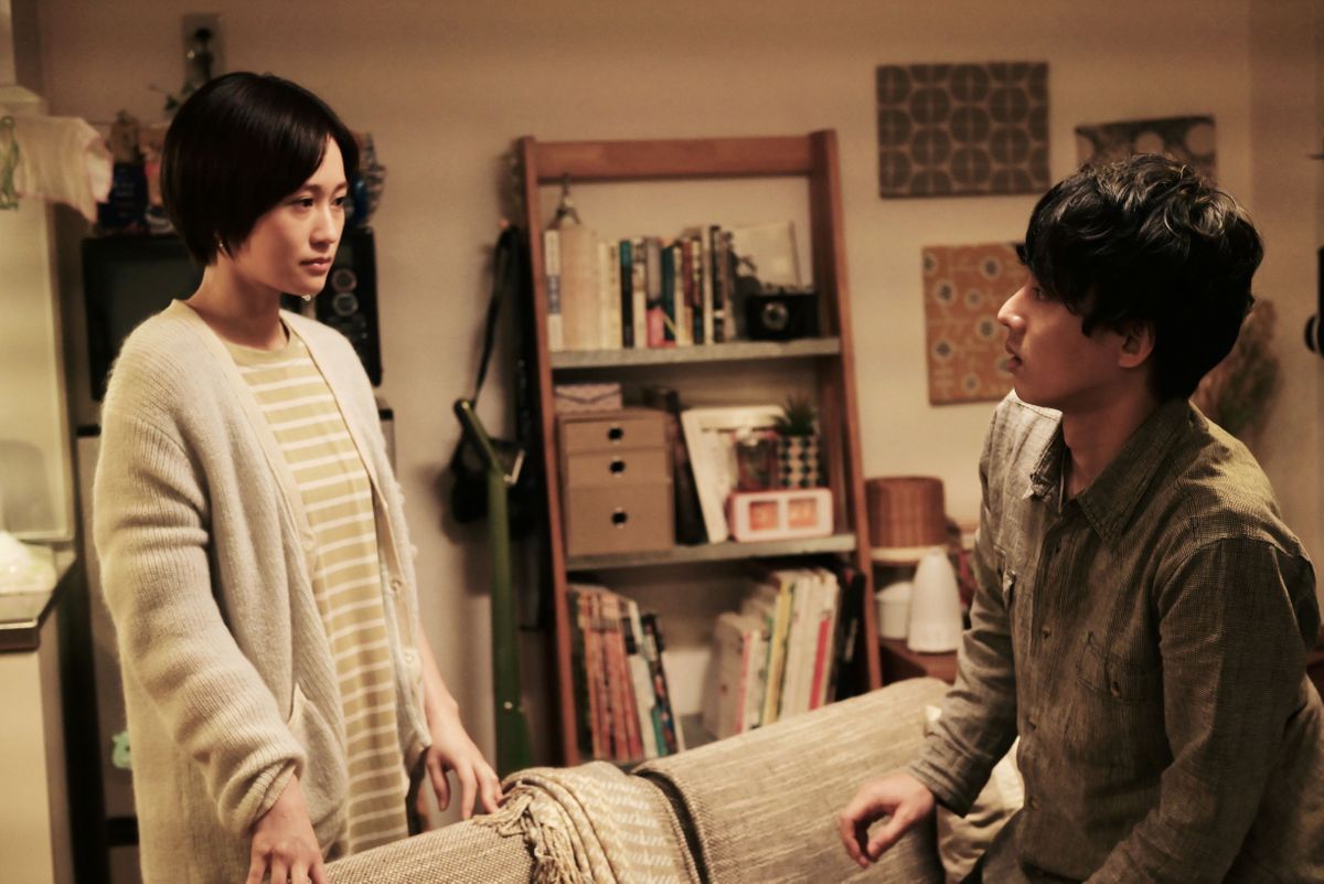 藤ヶ谷さん演じる裕一と前田敦子さん演じる恋人・里美 （c）2022映画『そして僕は途方に暮れる』製作委員会