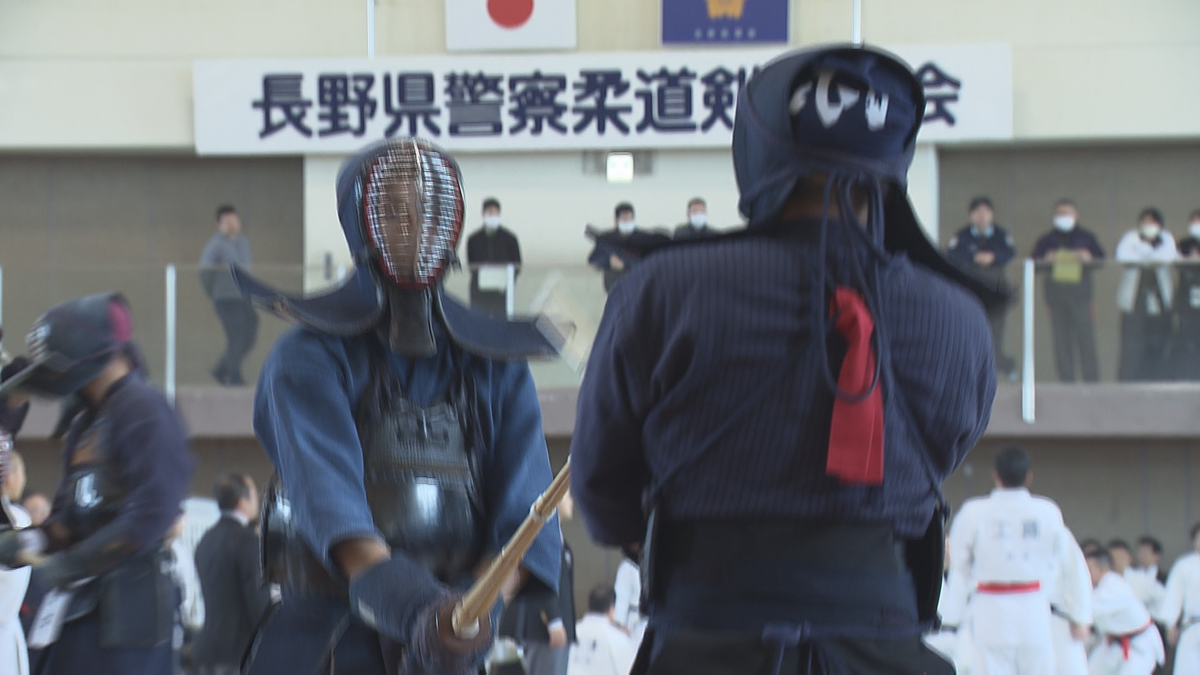  熱戦　日頃の鍛錬の成果披露　県警の柔道剣道大会　県内の警察官ら約320人が参加　