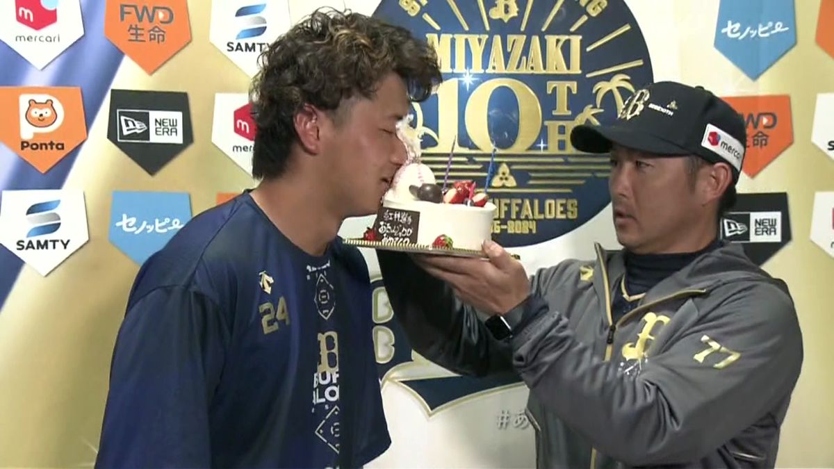 紅林弘太郎選手（左）の顔面に梵英心コーチ（右）がケーキを運ぶ
