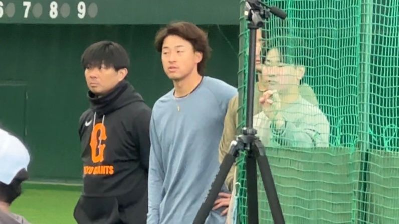 田中投手のブルペンを見つめる井上温大投手、横川凱投手、堀田賢慎投手