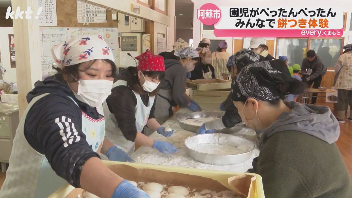 ついた餅を丸める保護者ら