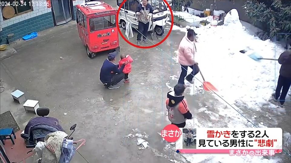 雪かきする2人　見ている男性に“悲劇”が…　中国・河南省