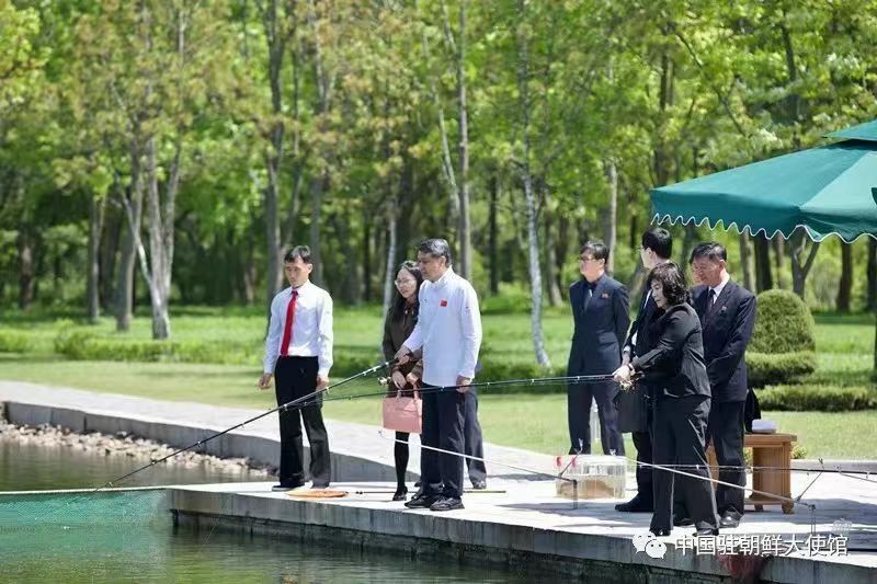 北朝鮮・崔善姫外相と中国大使が会談　一緒に釣りする写真公開…友好ムードアピール