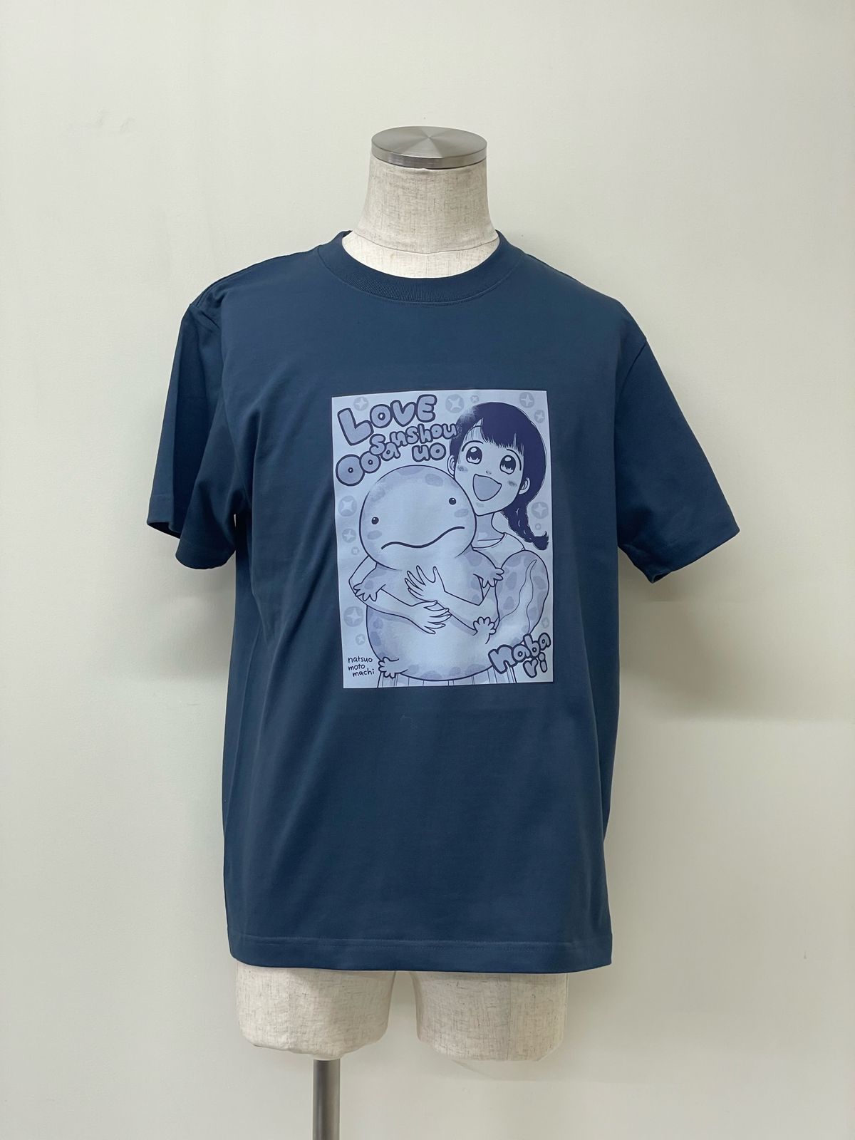 漫画家・元町夏央さんがイラストを描きおろした返礼品のTシャツ（提供：名張市教育委員会）