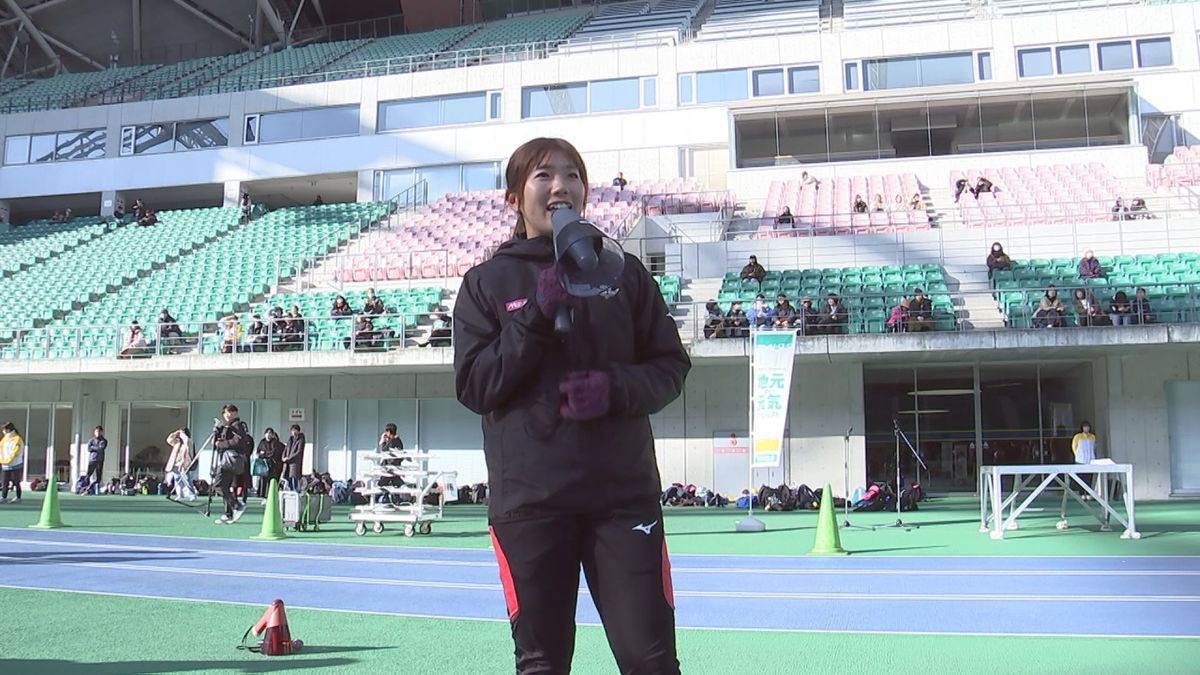 児玉芽生選手　陸上教室で出身地・大分県の小学生を指導