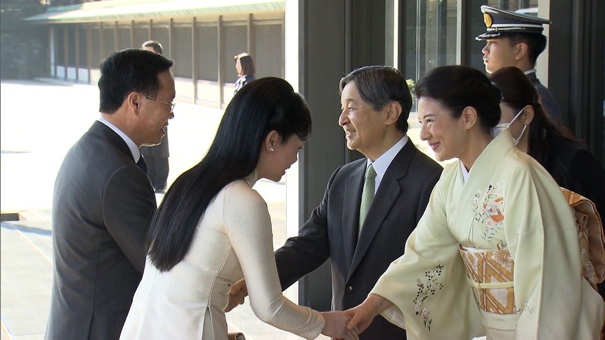 11月28日 皇居・宮殿でトゥオンベトナム国家主席夫妻を出迎えられる両陛下