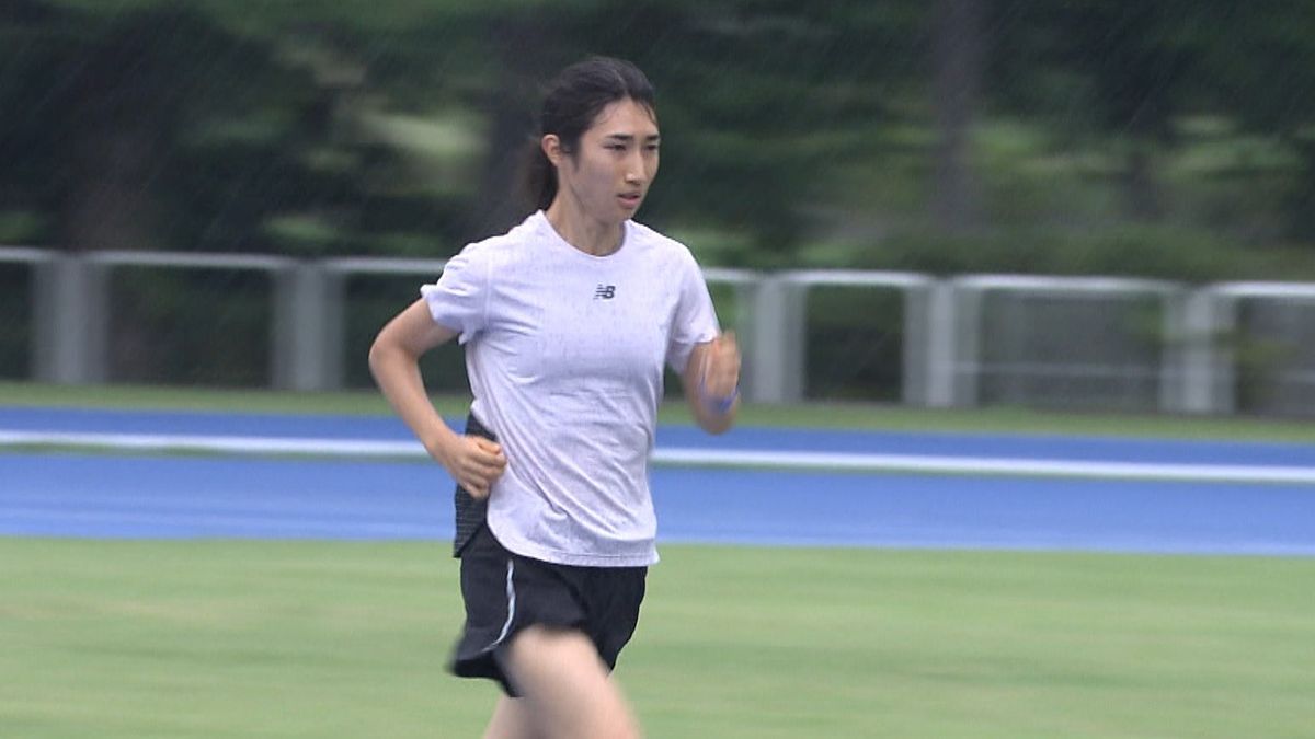 雨の中、練習を行う田中希実選手