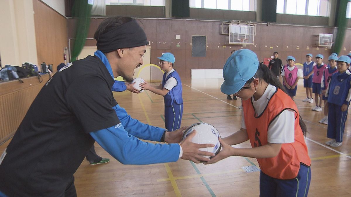 「将来日本代表を目指して」サッカー福井ユナイテッドが県内全小学校にサッカーボールをプレゼント