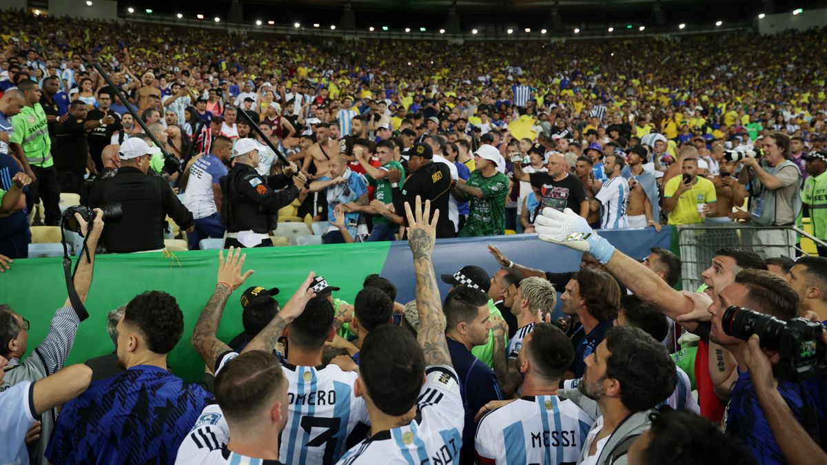 スタンドでの暴動にアルゼンチン選手らも止めに入る（写真:ロイター/アフロ）