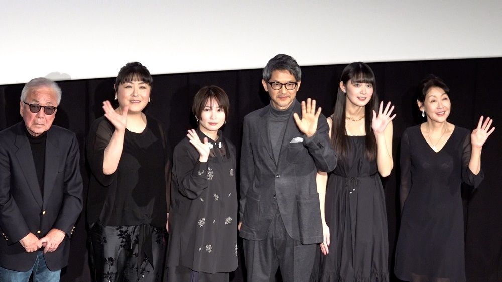 (左から)神山征二郎監督、真由子さん、志田未来さん、緒形直人さん、吉本実憂さん、土屋貴子さん