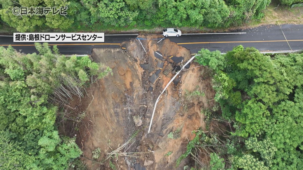 専門家「道路に盛り土をして、2車線にしてる構造になってる」　崩落した県道29号　もともと地盤が弱かったところに集中的に雨が降った事が要因か　島根県出雲市