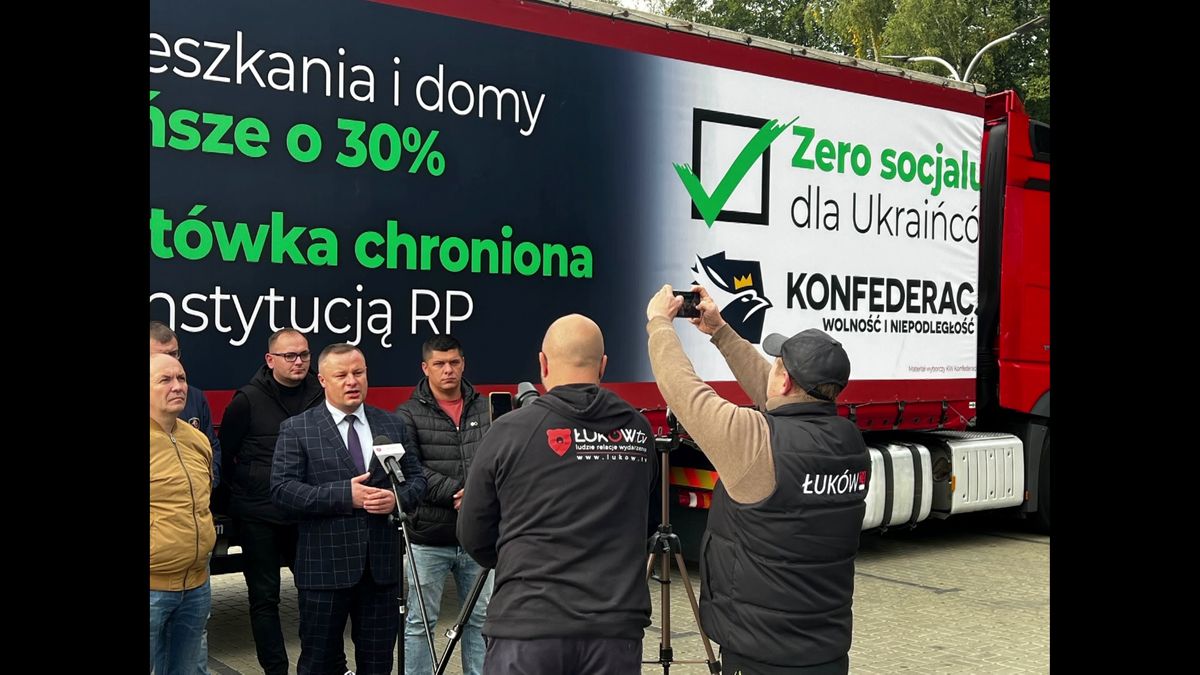 極右政党「コンフェデラツィア（連盟）」の演説　後ろのトラックには「ウクライナ支援を“ゼロ”」の公約も