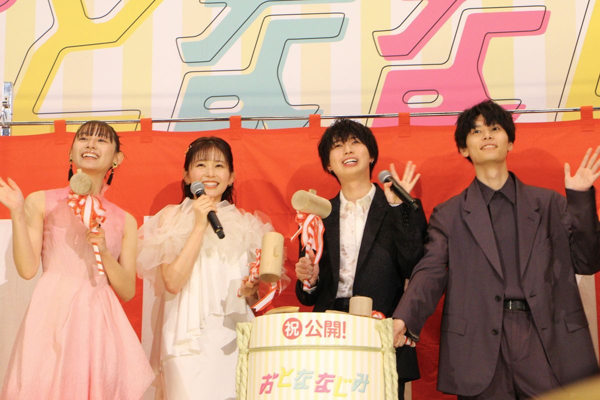 （左から）浅川梨奈さん、久間田琳加さん、井上瑞稀さん、萩原利久さん