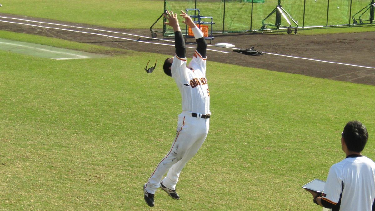 メディシンボールを上に投げる増田陸選手