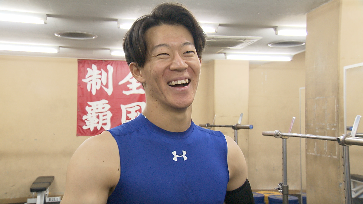 笑顔でインタビューに答える日本体育大学・矢澤宏太選手