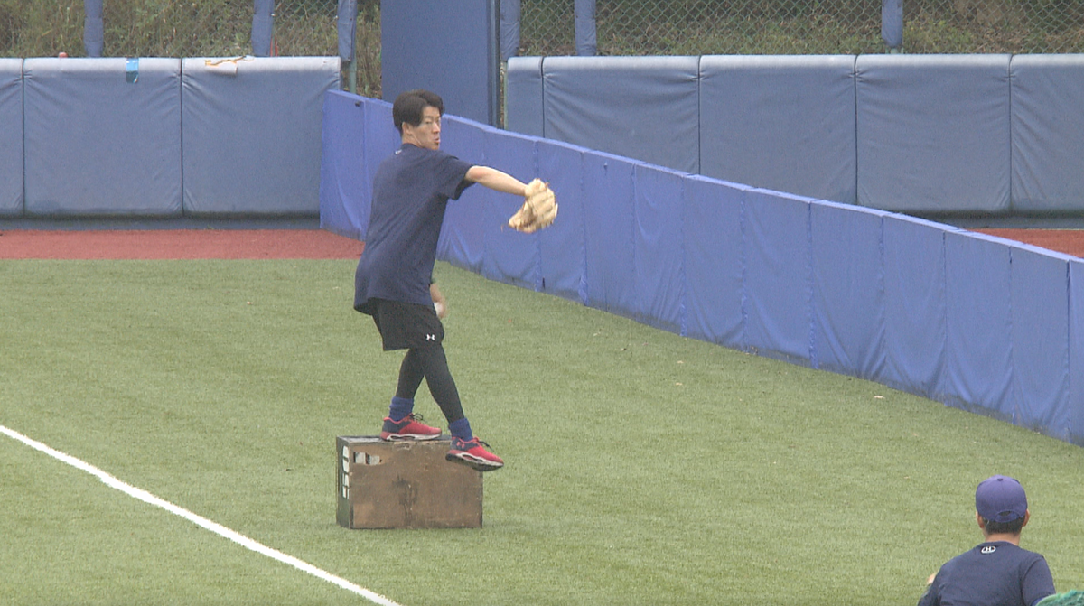 マウンドの傾斜に見立て、箱の上からキャッチボールする日本体育大学・矢澤宏太選手