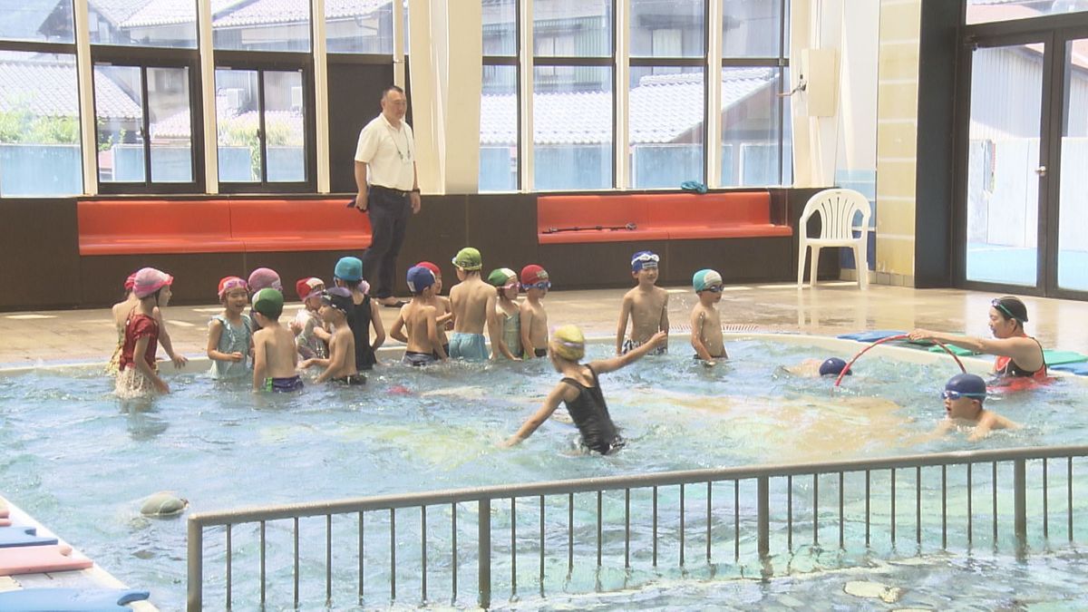 暑さ避けて室内でプール学習 水分補給は忘れずに 勝山市の小学1年生