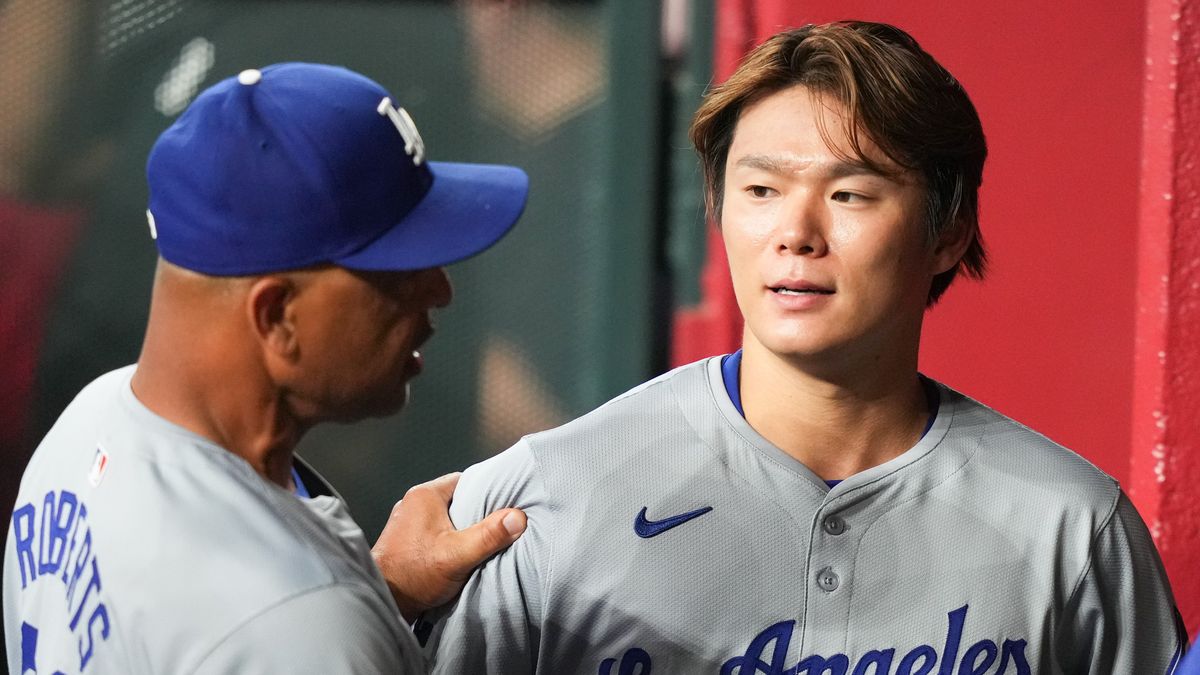 ドジャース・ロバーツ監督と山本由伸投手（写真：日刊スポーツ/アフロ）