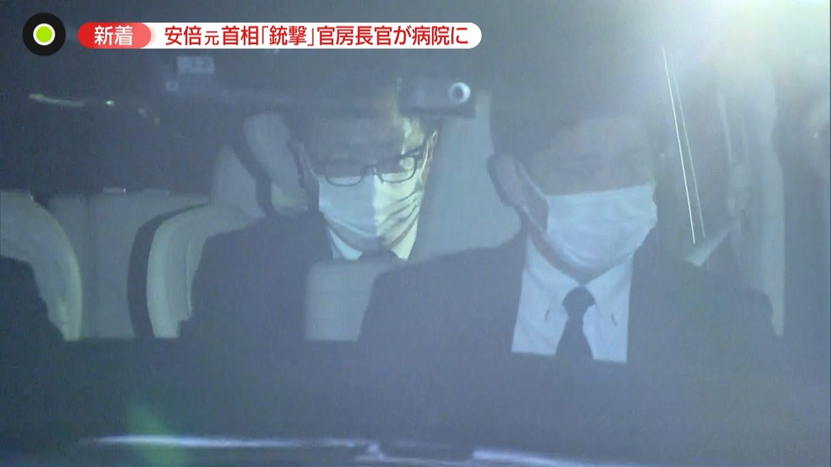 安倍元首相死去　松野長官とみられる男性が乗った車が病院に