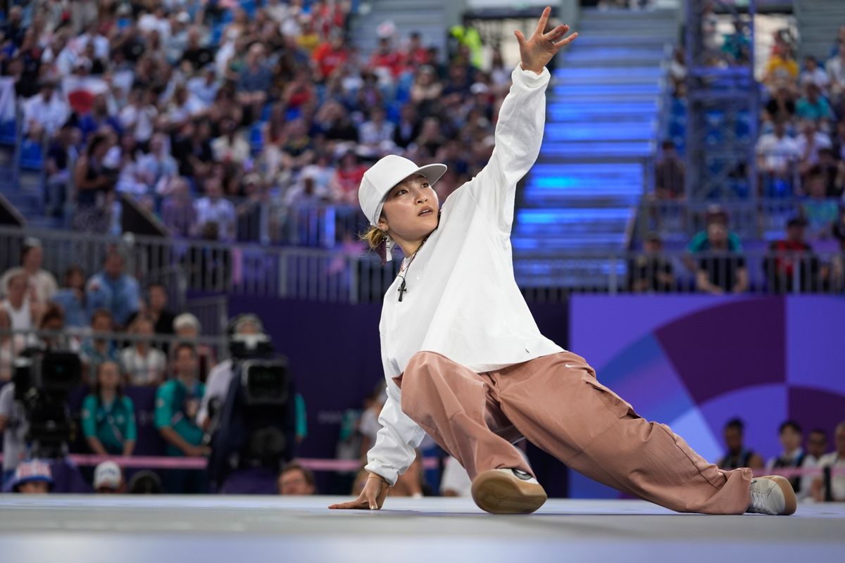 パリ五輪の新競技ブレイキンに出場したAMI選手(写真：AP/アフロ)