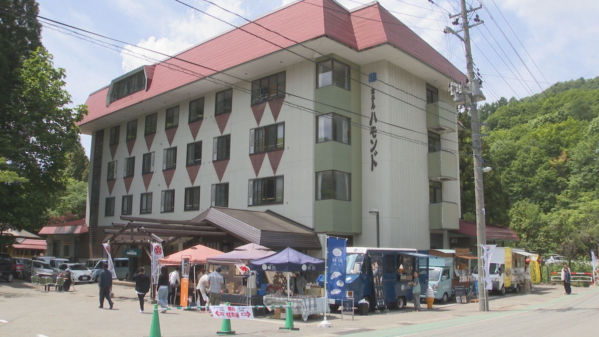 蔵王温泉街の旅館が会場　毎月1回マルシェ開催　初回は親子連れらでにぎわう