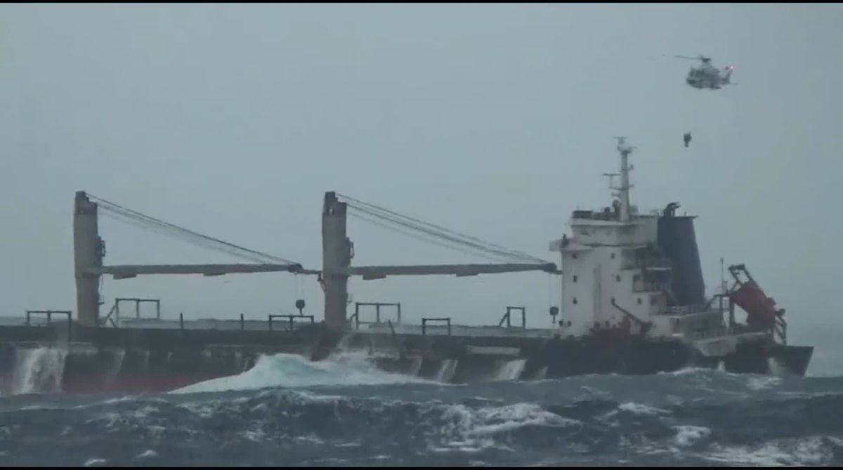 中国の貨物船が強風に流され座礁　海保がヘリコプターで乗組員19人を救助　沖縄・石垣島沖合