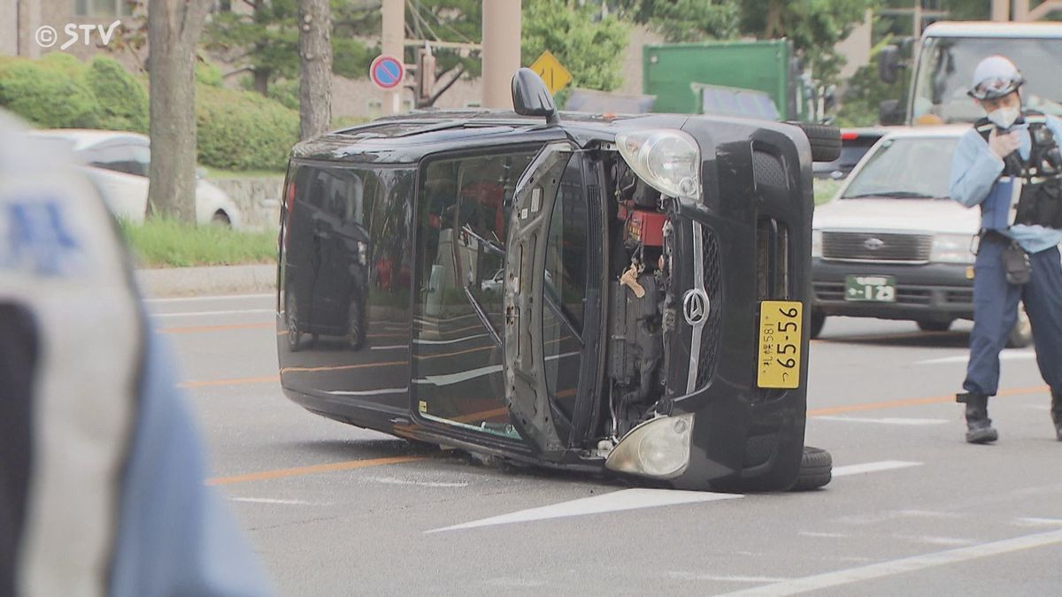 【速報】札幌市中心部で軽乗用横転 1人搬送…ダンプカーと衝突 地下鉄西11丁目駅付近