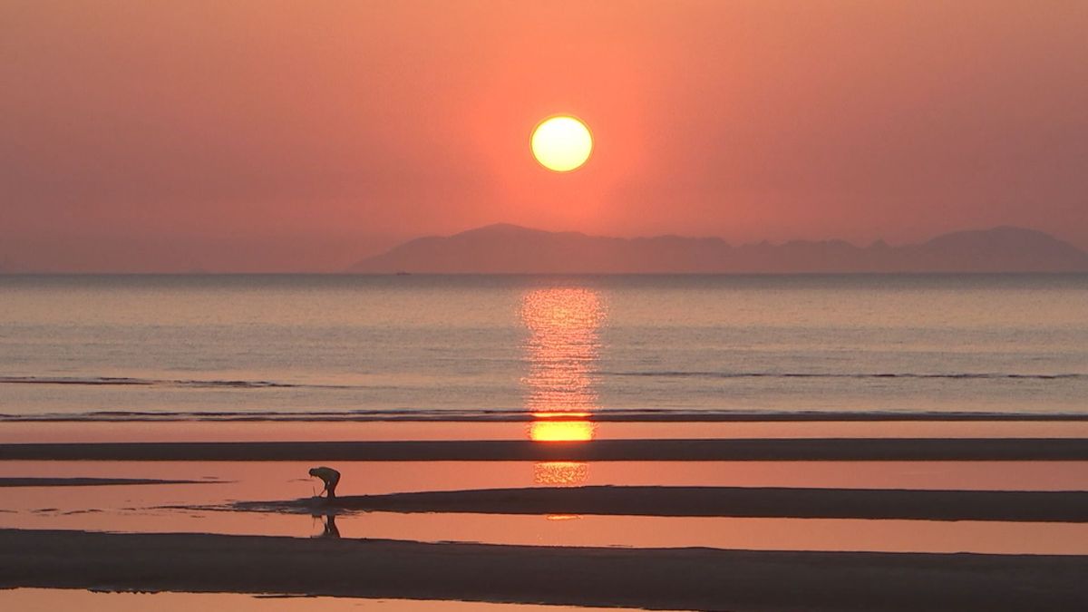 「こんな景色人生で初めて」　日本の夕陽百選「真玉海岸」で夕日と干潟のコントラスト　大分