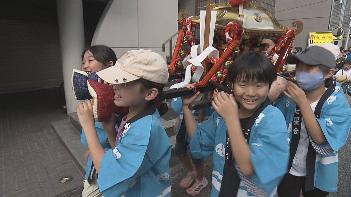 松山秋祭り2日目 子どもたちが元気に神輿パレード