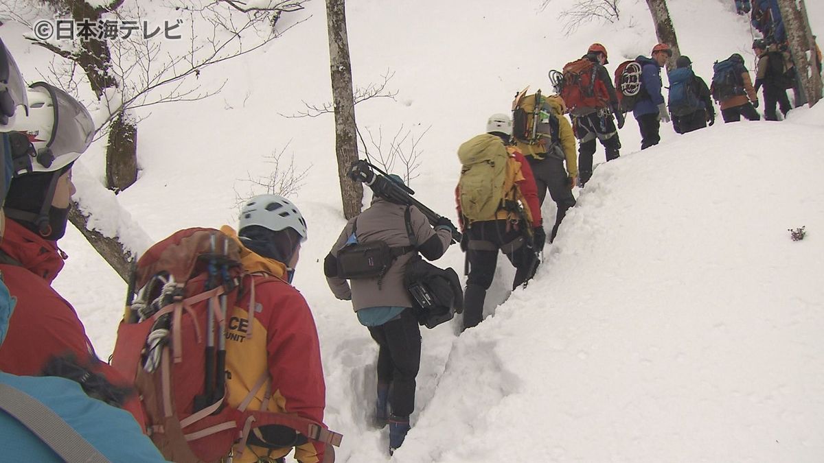 冬山登山で発生する救助事案に備える　大山の頂上付近で登山者が滑落し遭難するなどした場合を想定　警察や消防などが救助訓練　鳥取県大山町