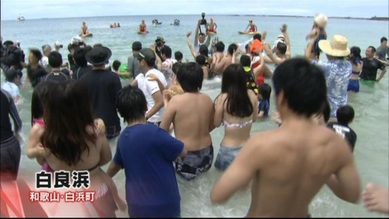 白良浜で海水浴場開き　和歌山・白浜町