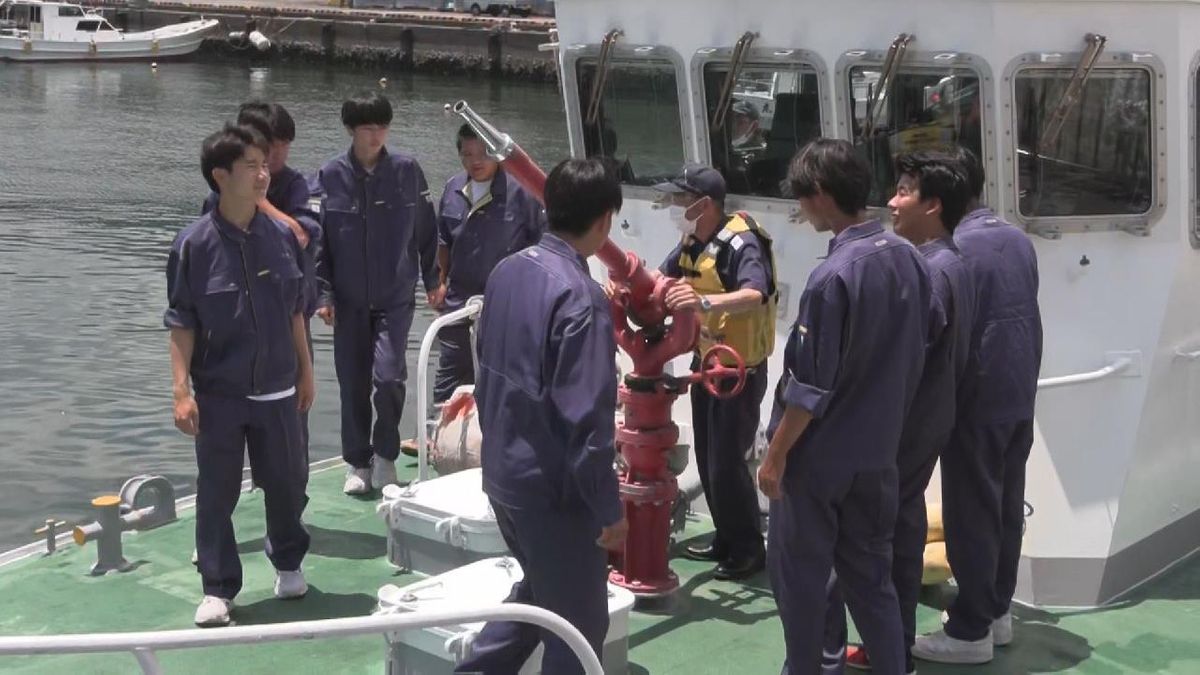 水産高校の生徒らが海保を訪問　巡視船や巡視艇を見学　三重・尾鷲市
