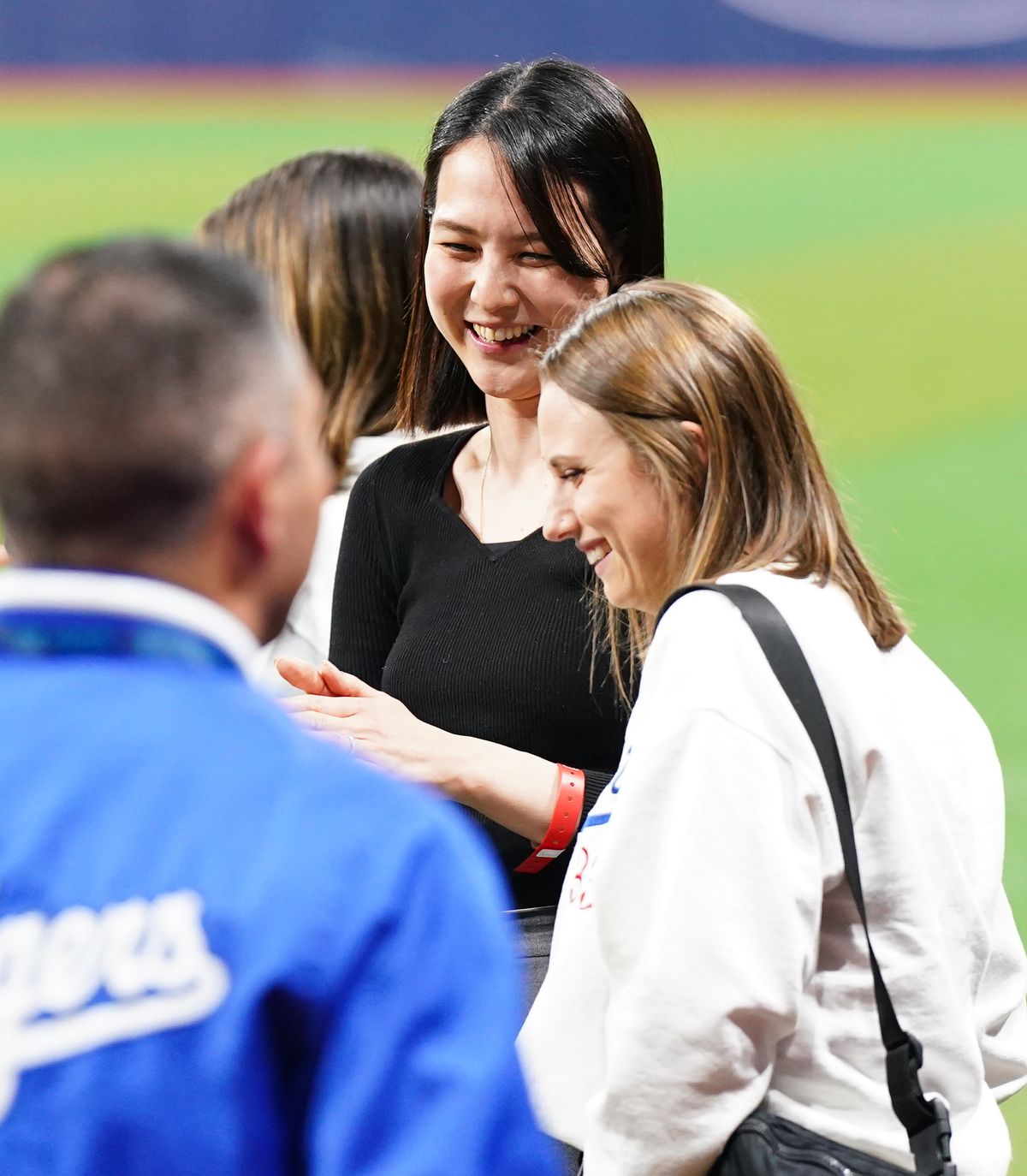 「Mrs. MVP trio」真美子さんがMVPトリオの妻と貴重な3ショット　ジャケットには“OHTANI”と夫の名前