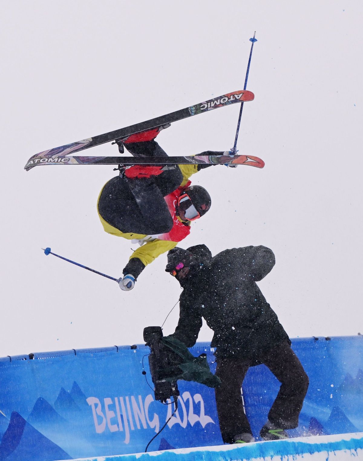 スキー・ハーフパイプで選手とカメラマンが激突　実況＆解説も「あー！」