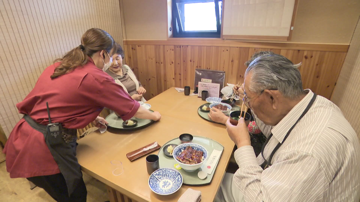 うな丼を堪能する人たち