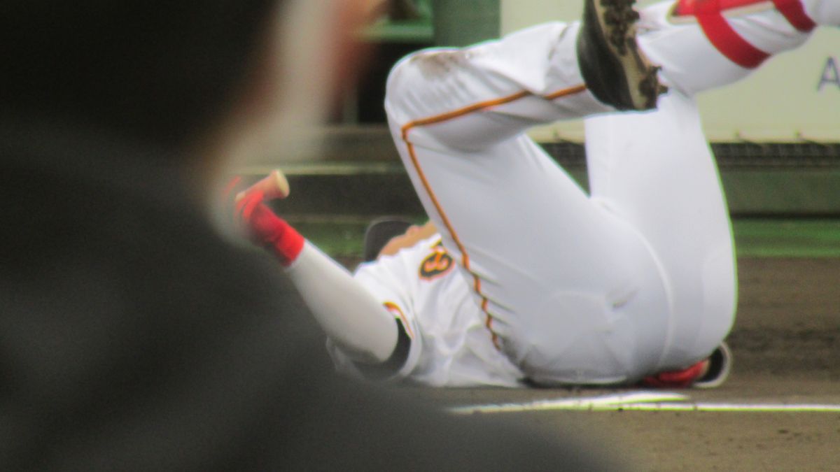 当たってから一拍おいて地面に倒れ込んだ岡本和真選手