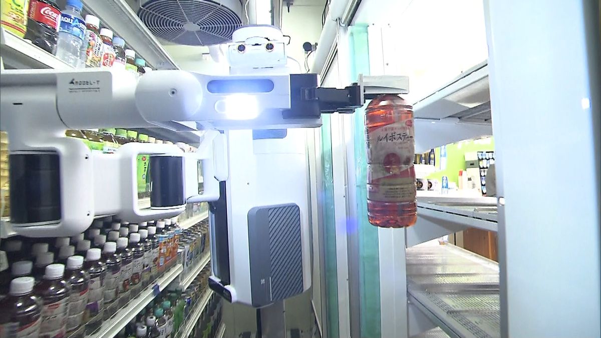 経産省のコンビニに全国初“陳列ロボット”