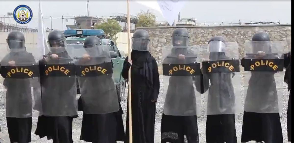 ”全身黒ずくめ”ヘルメットに盾を持つ女性たち　タリバンが女性治安部隊を創設　その狙いは