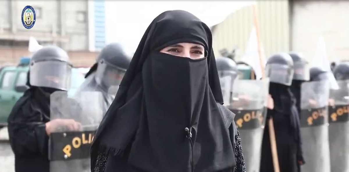 治安部隊の女性（タリバン暫定政権の内務省）