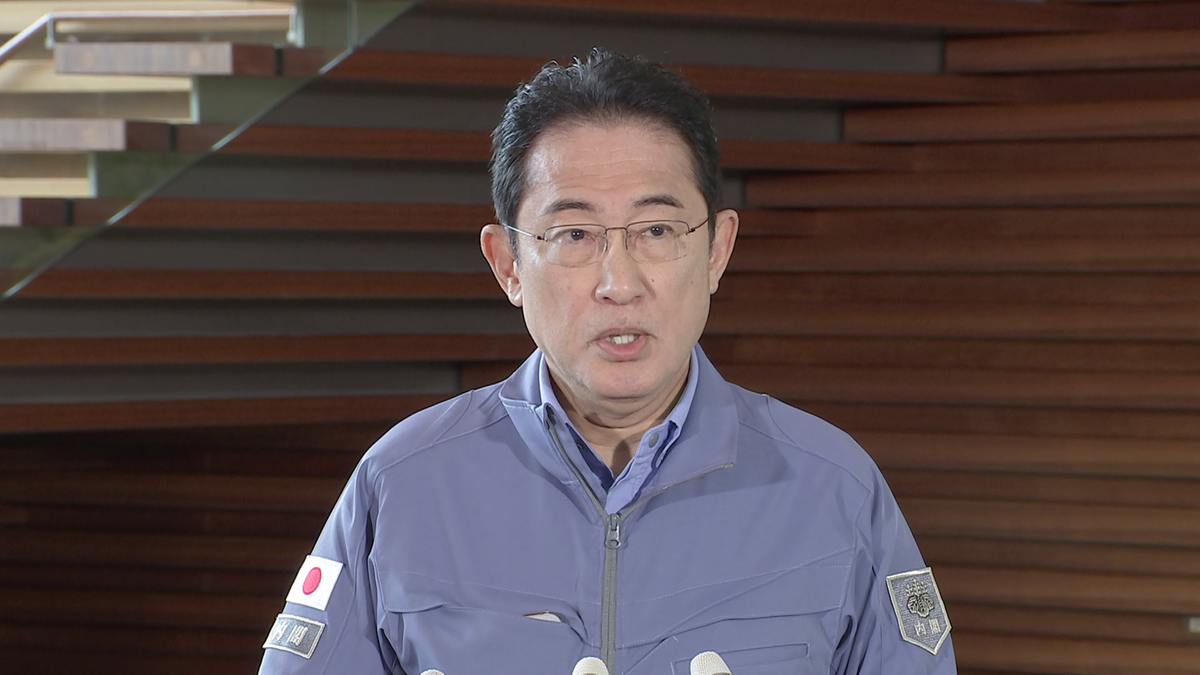 岸田首相「政治の信頼回復のため宏池会を解散する」記者団の取材に応じる