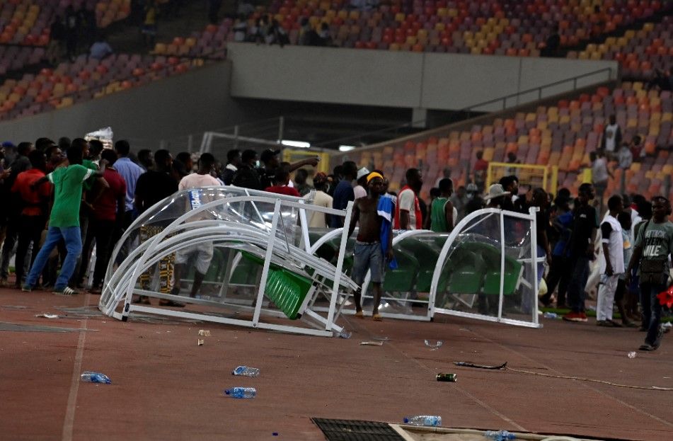 ナイジェリアW杯出場ならず　怒ったファンがピッチに大乱入！催涙ガスが発射される