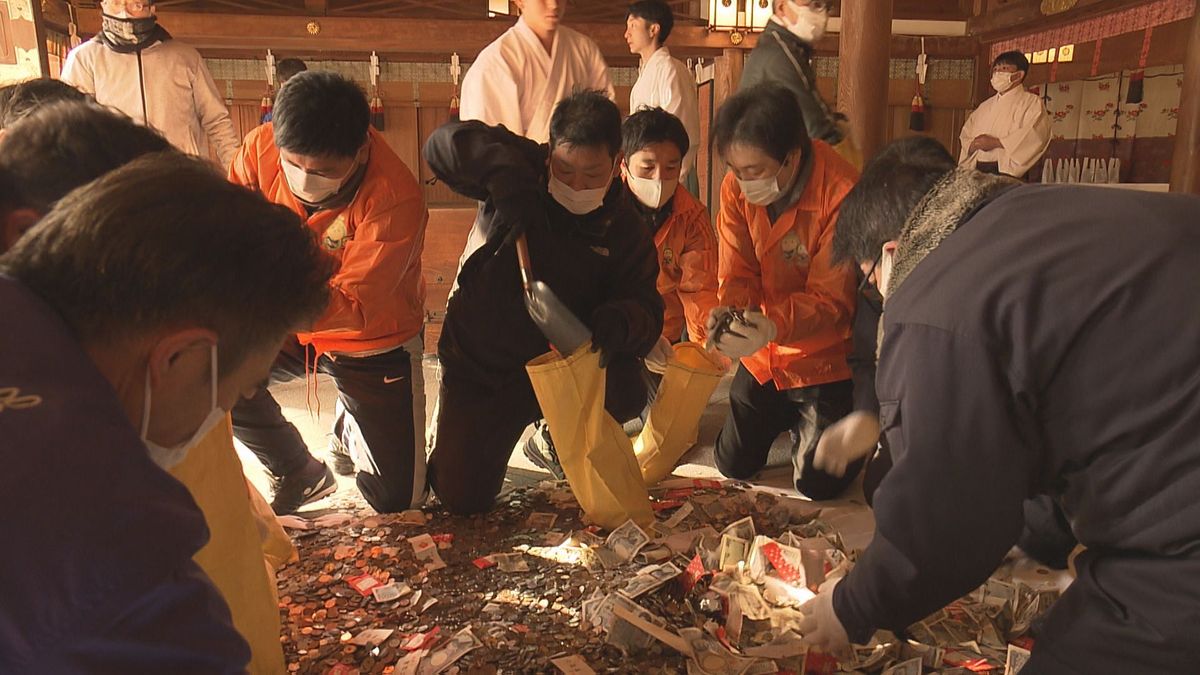 「椿まつり」から一夜明け 賽銭の集計作業 3日間で45万人の参拝客訪れる