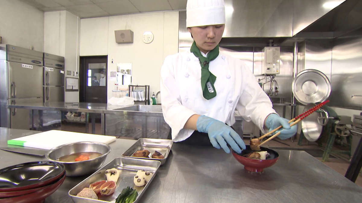 「信長雑煮」を作る柚凪さん